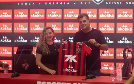 Presidente do Vitória ao lado da gerente de marketing da Skokka (Foto: Victor Ferreira / EC Vitória)