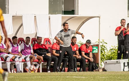 Rodrigo Chagas comanda o Vitória contra o Porto (Foto: Victor Ferreira / EC Vitória)