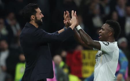 Álvaro Arbeloa cumprimenta Vini Jr em jogo do Real Madrid pela Champions League (Foto: Pierre-Philippe MARCOU / AFP)