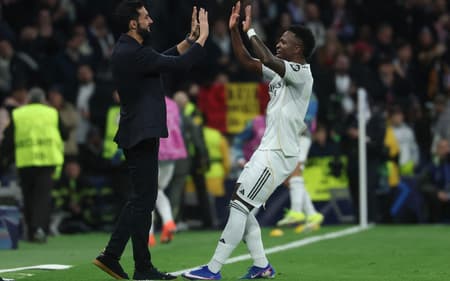 Vini Jr comemora gol do Real Madrid na Champions League com Arbeloa