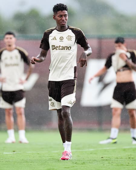 Vitão em treino do Flamengo antes do clássico contra o Vasco