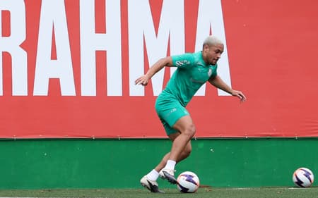 Vitor Roque durante treinamento do Palmeiras