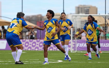 Pretinha comemora gol com Marisa. RIO DE JANEIRO, BRAZIL - JANUARY 25: FIFA Legends friendly football match on the sidelines of the FIFA Women’s World Cup Brazil 2027™ tournament launch at the Copacabana beach on January 25, 2026 in Rio de Janeiro, Brazil. (Photo by Wagner Meier - FIFA / FIFA via Getty Images)