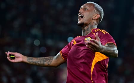Wesley, ex-Flamengo, comemora gol marcado pela Roma contra o Bologna, pelo Campeonato Italiano (Foto: Tiziana Fabi/AFP)