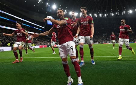 Pela Premier League, o West Ham venceu o Tottenham por 2 a 1 (Foto: Glyn KIRK / AFP)
