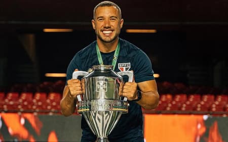 Allan Barcellos, do São Paulo, levantou a taça em 2024 (Foto: Reprodução)