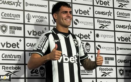 Lucas Villalba foi apresentado como novo reforço do Botafogo (Foto: Leonardo Bessa/Lance!)