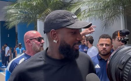 Gerson foi recebido por torcedores na Toca (Foto: Eduardo Statuti/Lance!)