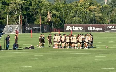 Jogadores do Flamengo se reapresentam no Ninho do Urubu (Foto: Sharon Prais)