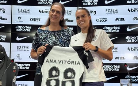 Ana Vitória foi apresentada ao Corinthians nesta quarta-feira (14). (Foto: Giselly Corrêa/Lance!)
