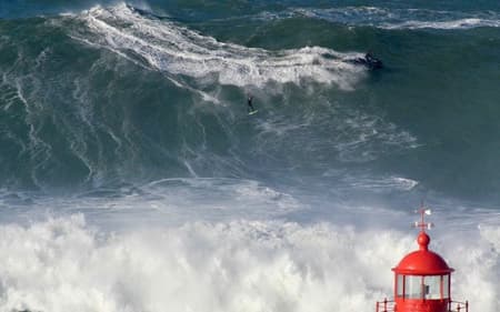 O brasileiro Will Santana surfou onda gigante em Portugal (Foto: Kaique Silva)