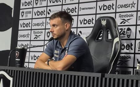 Anselmi em coletiva pelo Botafogo (Foto: Leonardo Bessa/ Lance!)