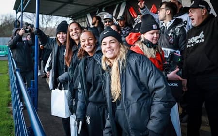 Jogadoras do Corinthians na torcida pelo Corinthian-Casuals. (Foto: Rodrigo Gazzanel / Corinthians)