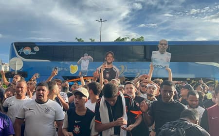 Torcida do Corinthians presta apoio ao time antes da final da Supercopa Rei. (Foto: Ulisses Lopresti/Lance!)