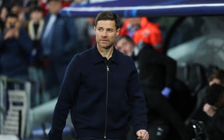 Xabi Alonso no comando do Real Madrid (Foto: Thomas COEX / AFP)