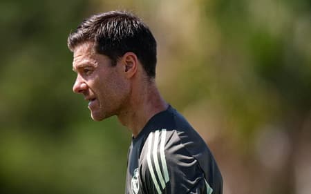 Xabi Alonso observa treino do Real Madrid às vésperas da estreia no Mundial de Clubes
