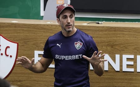 Zubedía em reunião com elenco do Fluminense(Foto: Lucas Merçon e Marcelo Gonçalves/ Fluminense FC)