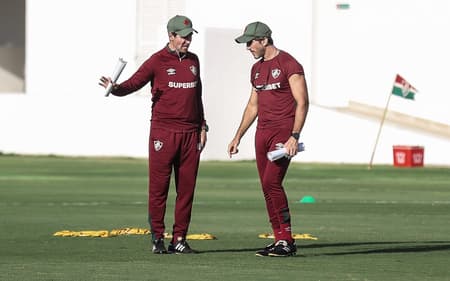 Zubeldía e seu auxiliar conversando durante treino do Fluminense (Foto: Lucas Merçon/FFC)