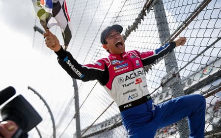 Helio Castroneves comemora no pulando no Alambrado (Foto: IMSA/LAT)