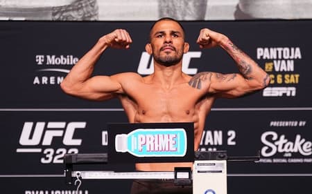 Alexandre Pantoja em pesagem do UFC 323 (Foto: Reprodução/UFC)