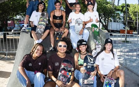 Aline Dantas durante seletiva de skate street