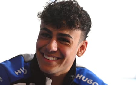 Arvid Lindblad, da Racing Bulls, é o único novato da F1 2026 (Foto: Rudy Carezzevoli/Getty Images/AFP)