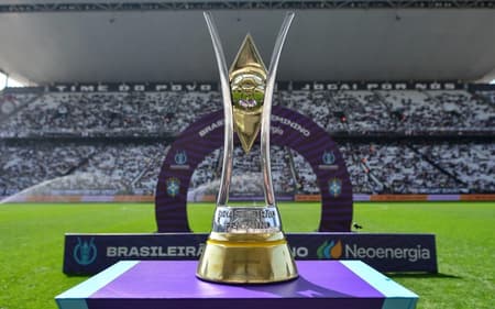 Troféu do Brasileirão Feminino (Foto: Mauro Horita/Staff Images/CBF)
