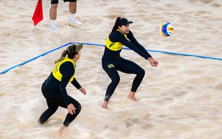 Carol e Rebecca disputam o bronze no Mundial de Vôlei de Praia 2025 (Foto: Volleyball World)