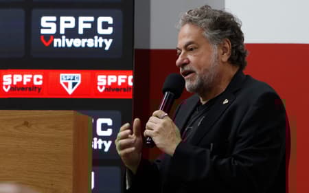 Presidente do São Paulo Julio Casares em coletiva no MorumBis