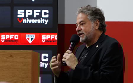 Presidente do São Paulo Julio Casares em coletiva no MorumBis