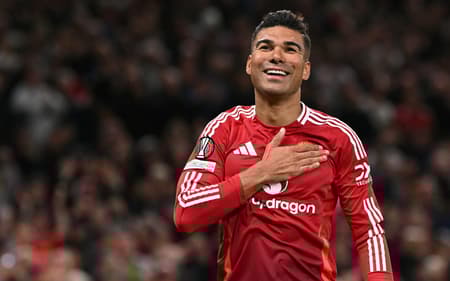 Casemiro celebra gol com a camisa do Manchester United diante do Athletic Bilbao (Foto: Oli Scarff/AFP)