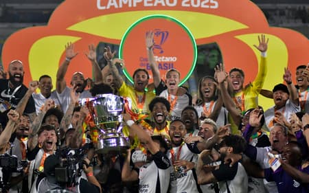 Corinthians levanta a taça de campeão da Copa do Brasil no Maracanã (Foto: Eduardo Carmim/Photo Premium/Gazeta Press)