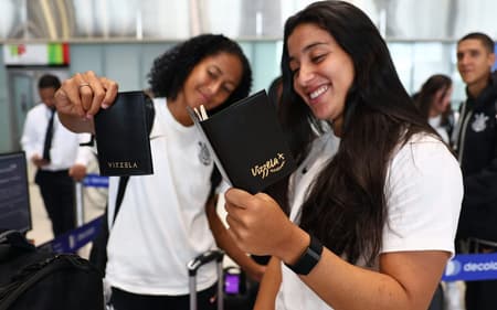 Gi Fernandes e Duda Sampaio no aeroporto antes do embarque do Corinthians para Londres. (Foto: Rodrigo Gazzanel/Corinthians)