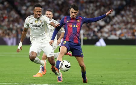 Militão e Pedri disputando a bola em Barcelona x Real Madrid, por La Liga (Foto: Oscar DEL POZO / AFP)