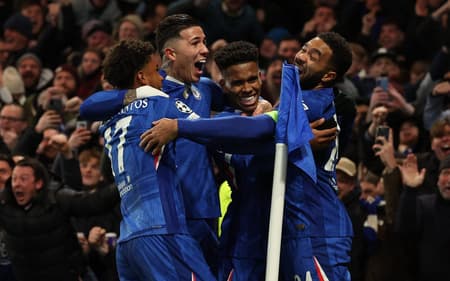 Chelsea comemora gol de Estêvão diante do Barcelona (Foto: Adrian Dennis / AFP)