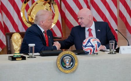 Donald Trump e Gianni Infantino apertam as mãos