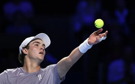 João Fonseca saca na campanha vitoriosa no ATP 500 da Basileia (Divulgação)