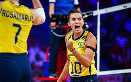 Gabi Guimarães foi eleita a melhor ponteira da VNL Feminina, com Myriam Sylla (Foto: Divulgação/Volleyball World)