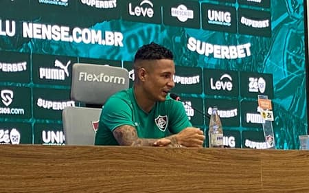 Guilherme Arana em coletiva no CT do Fluminense (Foto: Pedro Brandão/ Lance!)
