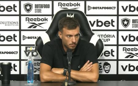 Anselmi em coletiva pelo Botafogo (Foto: Reprodução)
