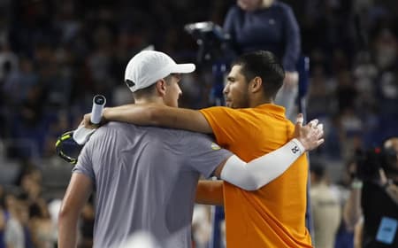 João Fonseca e Carlos Alcaraz se abraçam após partida-exibição em Miami (Divulgação)