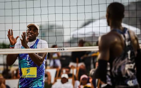 Atleta de Cuba lamenta erro na derrota da final do Elite 16 de Vôlei de Praia (Foto: Divulgação)