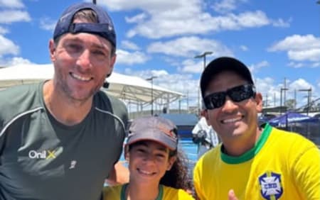 O gaúcho Marcelo Demoliner posa com dois torcedores brasileiros em Brisbane (Reprodução)