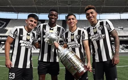 Thiago Almada, Luiz Henrique, Savarino e Igor Jesus foram campeões da Libertadores com o Botafogo