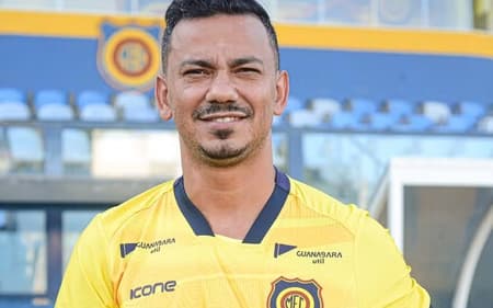 Rodrigo Lindoso com a camisa do Madureira (Foto: Divulgação)