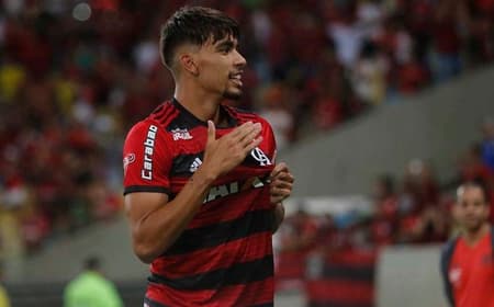 Paquetá comemorando pelo Flamengo