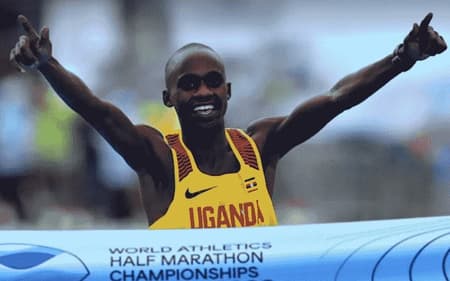 Jacob Kiplimo comemora a vitória e o título do Mundial de Meia Maratona, em Gdynia, na Polônia. (Divulgação)