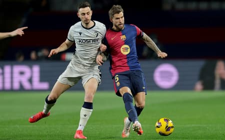 Iñigo Martínez em ação pelo Barcelona em La Liga (Foto: Lluis Gene / AFP)