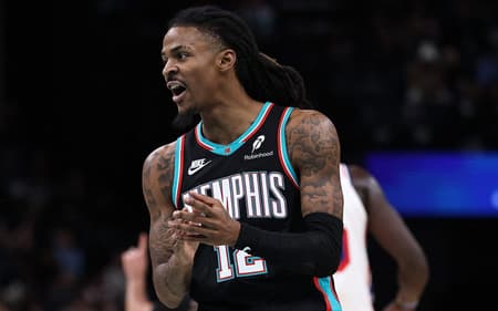 Ja Morant em ação durante jogo entre Memphis Grizzlies e Philadelphia 76ers na NBA (Foto: Justin Ford/Getty Images/AFP)