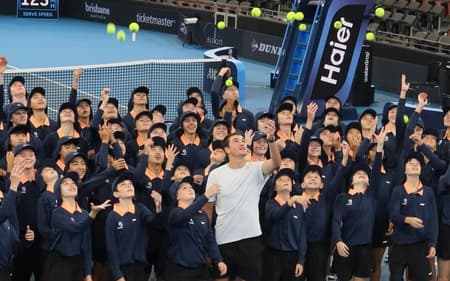 João Fonseca, ao lado dos boleiros do ATP 250 de Brisbane